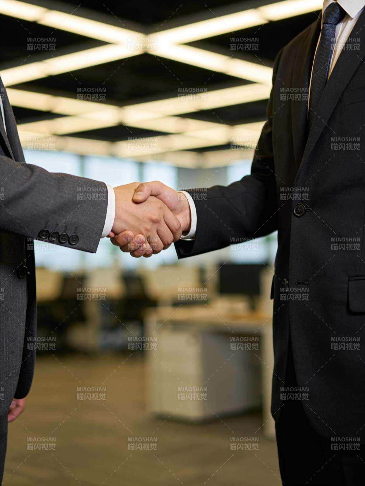 商务握手合作瞬间图片