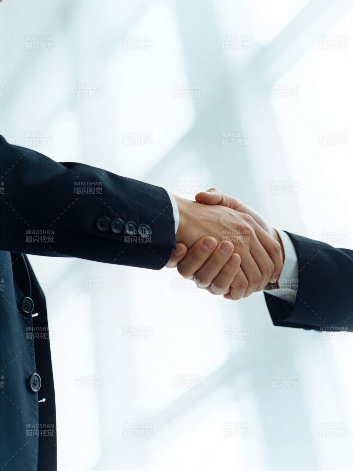 商务握手合作瞬间图片