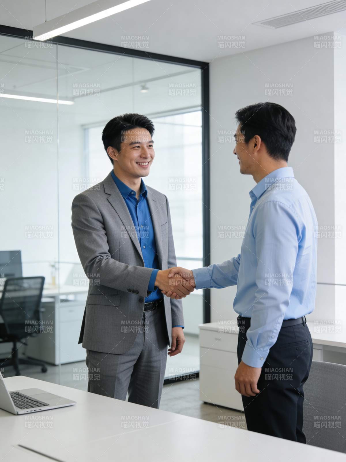 商务握手合作瞬间图片
