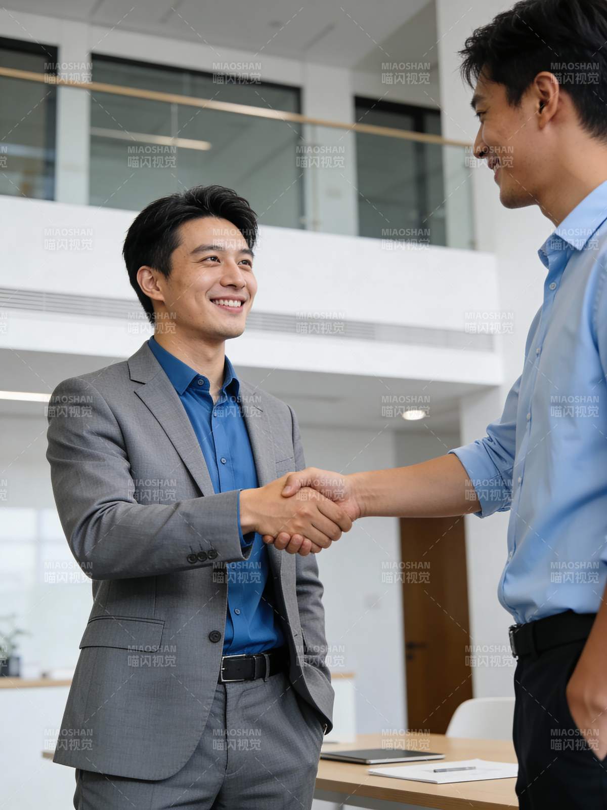 商务握手合作愉快图片