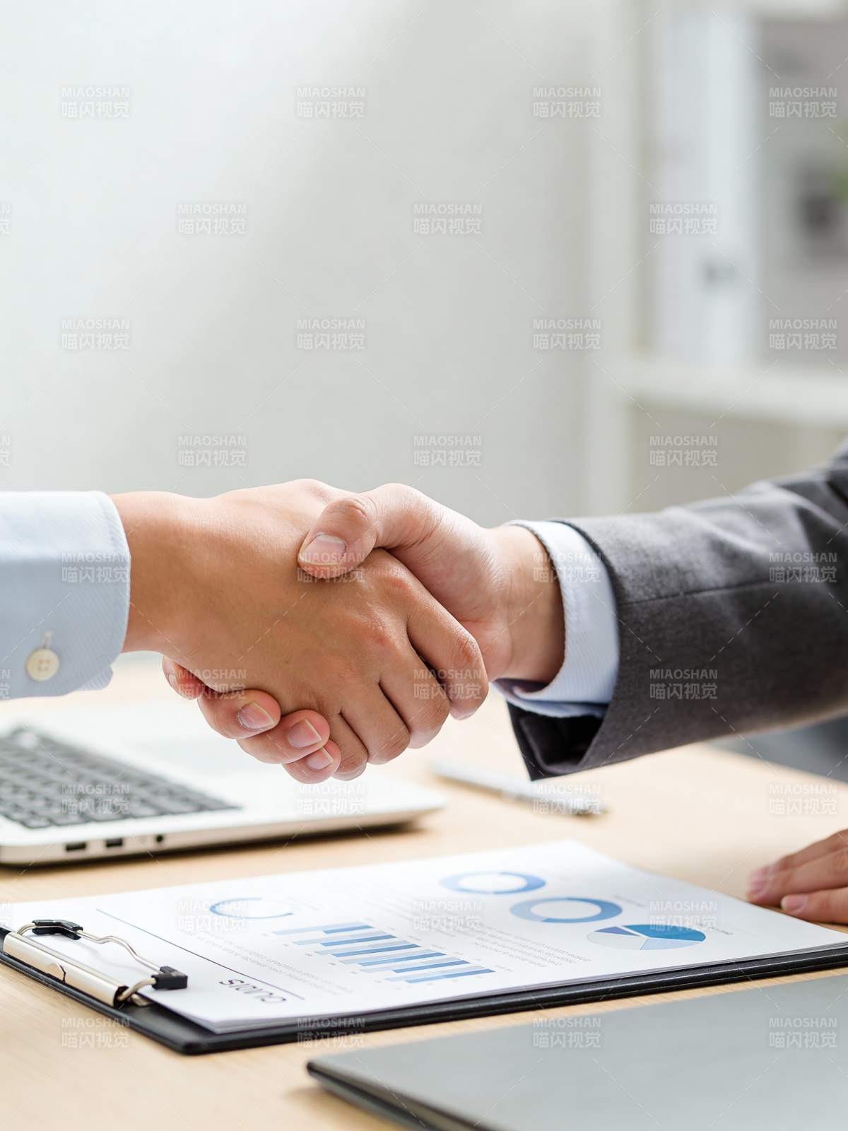 商务握手合作达成图片