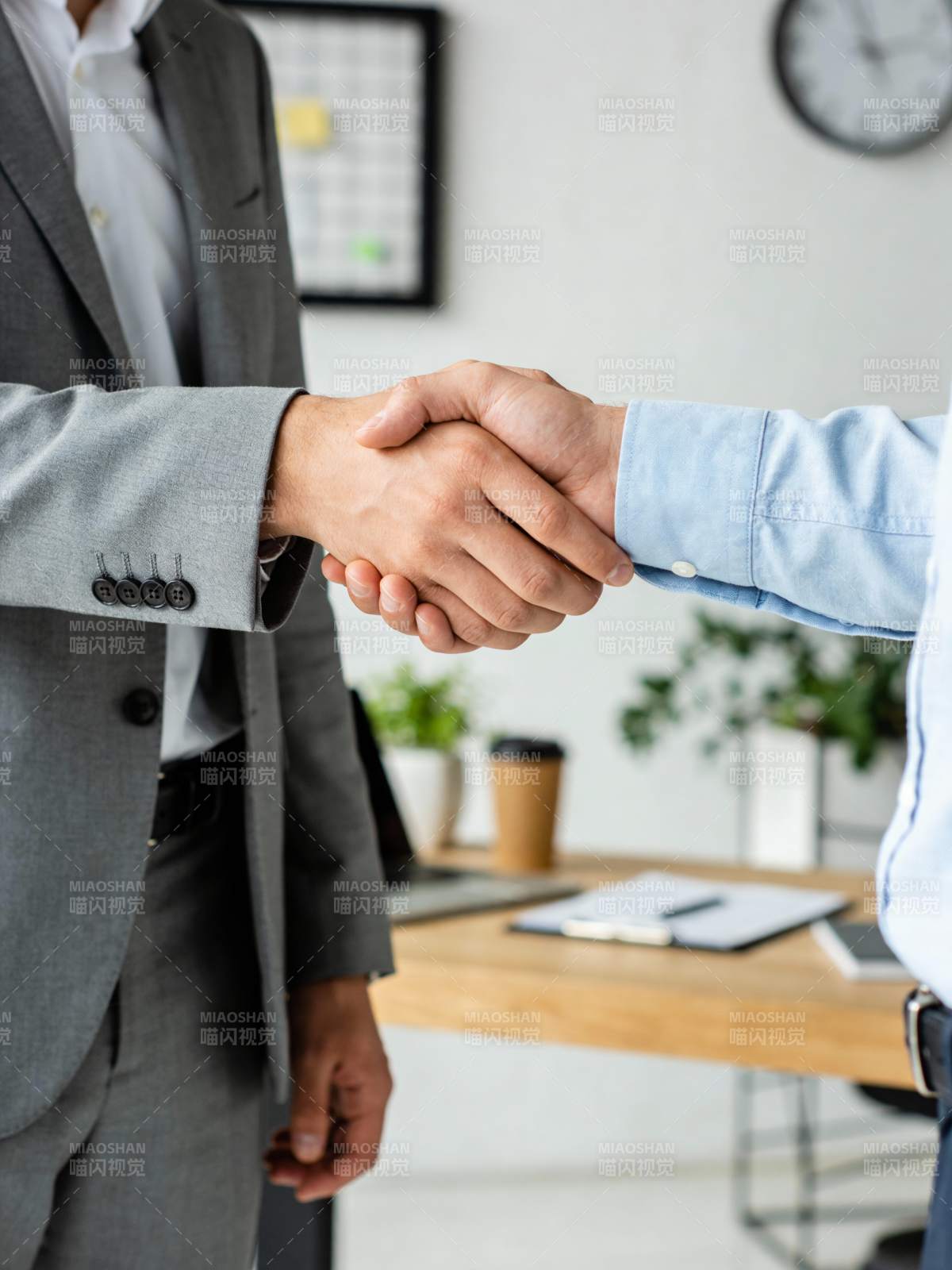 商务握手合作瞬间图片