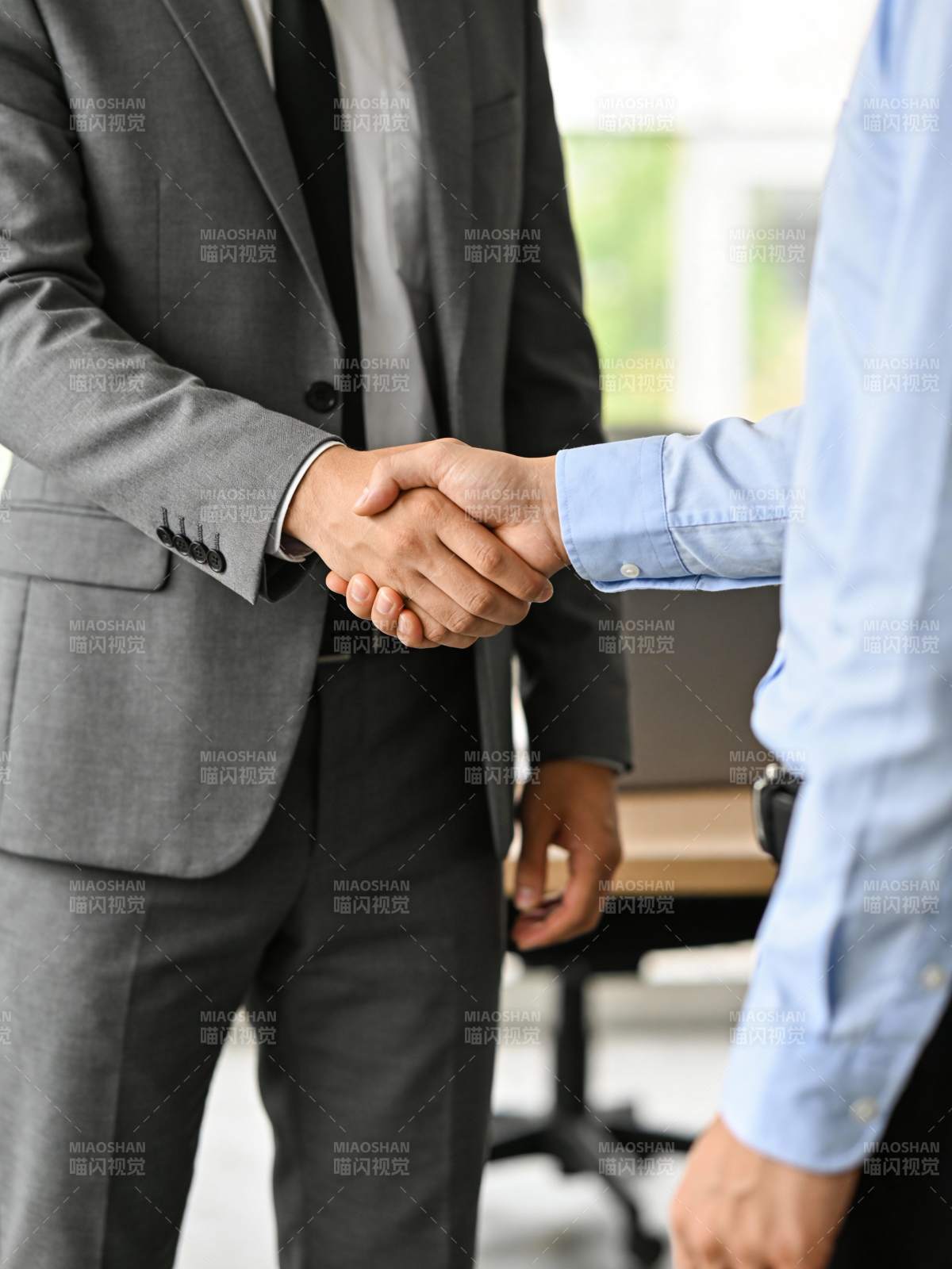 商务握手合作瞬间图片