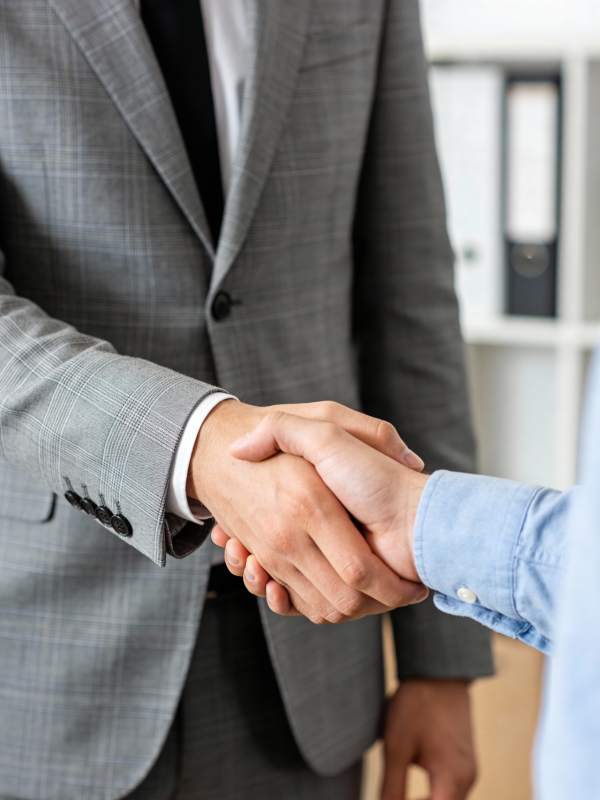 商务握手合作瞬间图片
