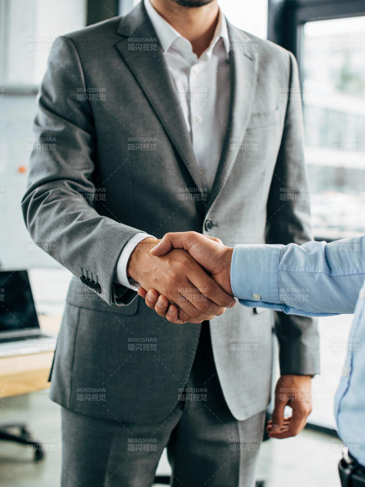 商务握手合作瞬间图片
