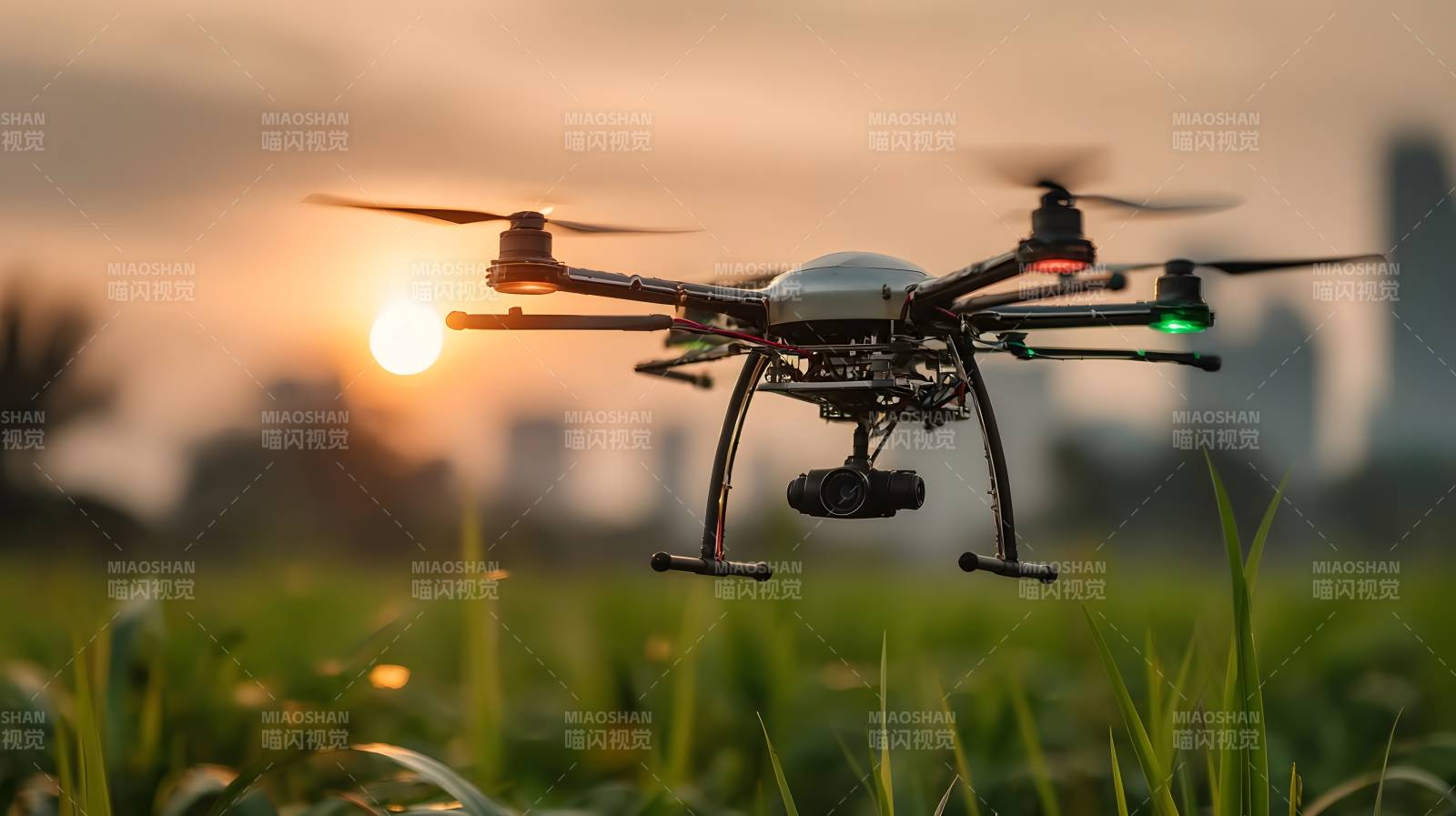 夕阳下的无人机飞行图片