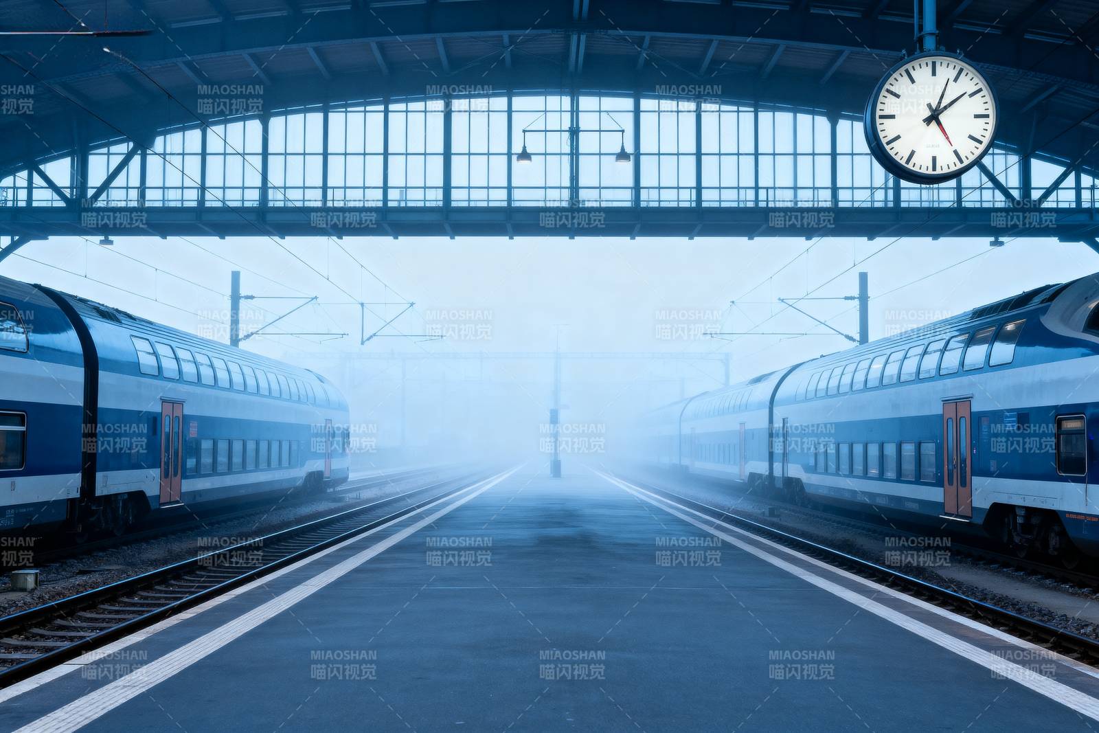 雾中车站双列火车图片