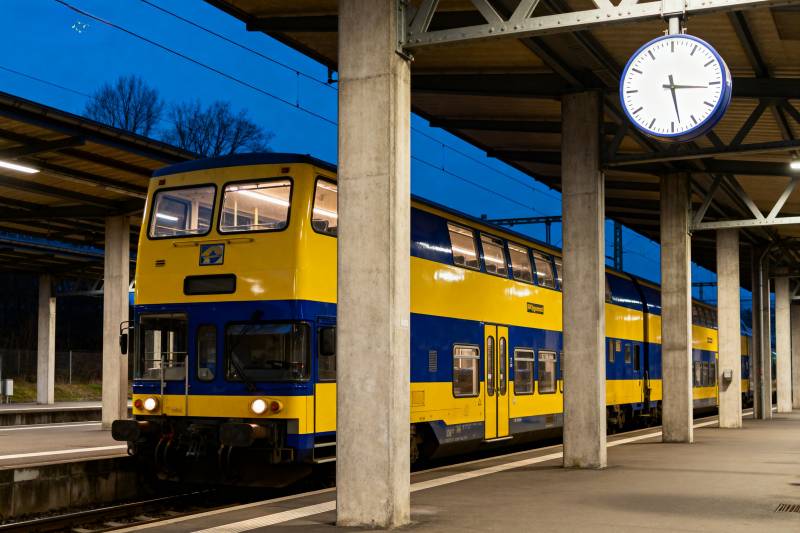 黄色火车停靠站台图片