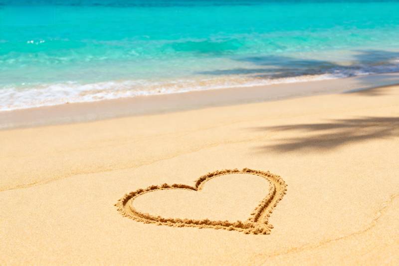 沙滩上的爱心图片
