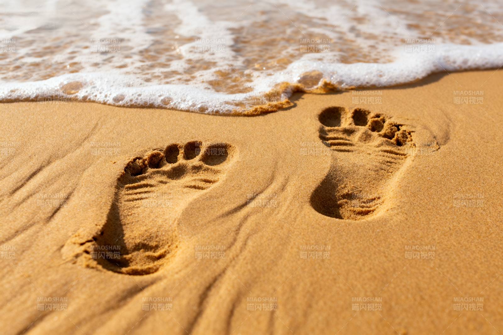沙滩上的脚印图片