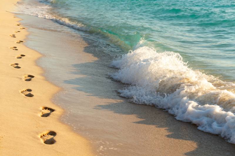 沙滩足迹与海浪图片