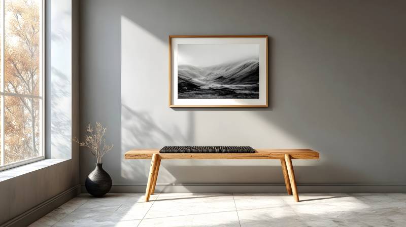 静谧窗边木凳图片