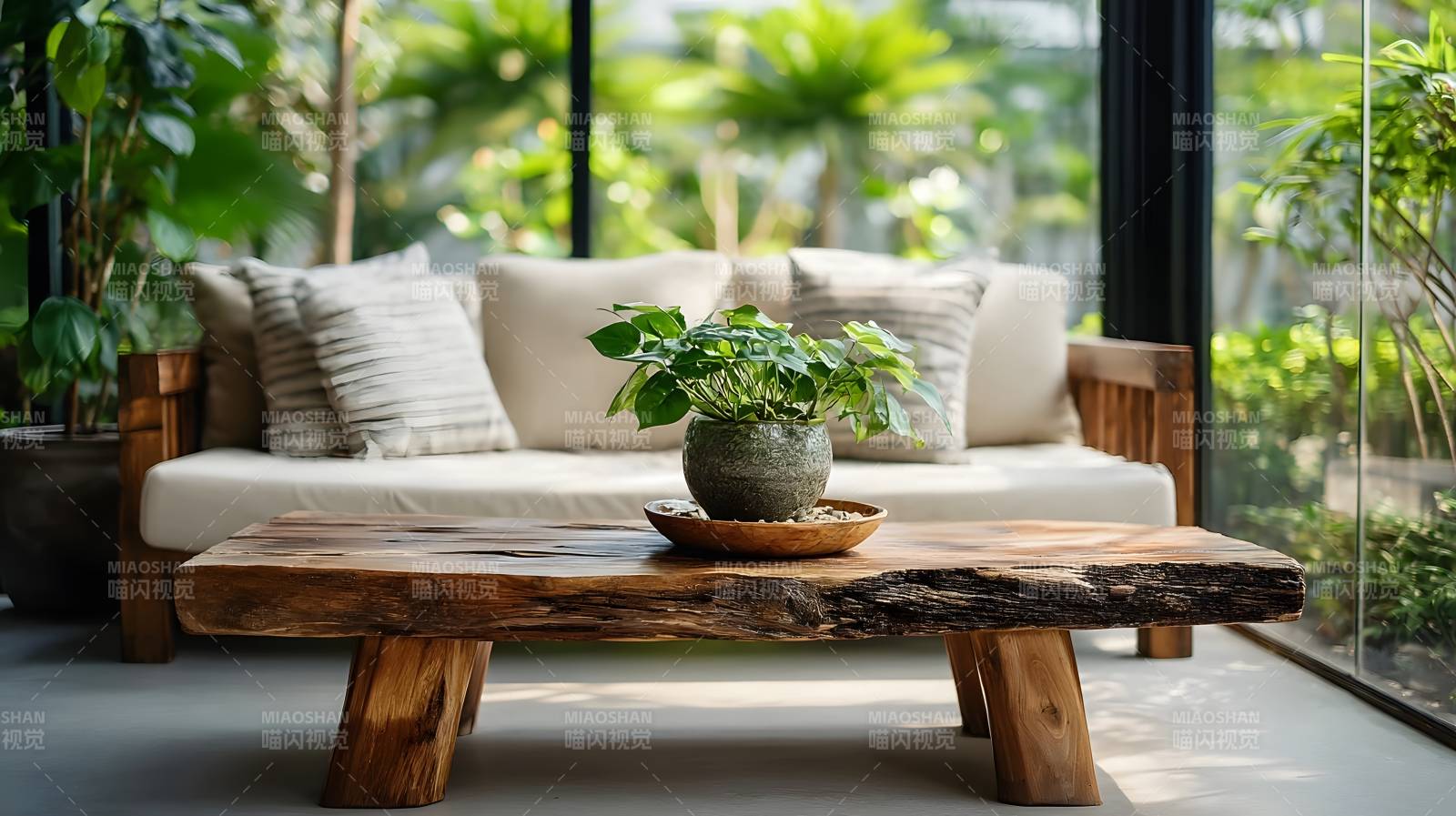 绿意盎然的庭院一角图片