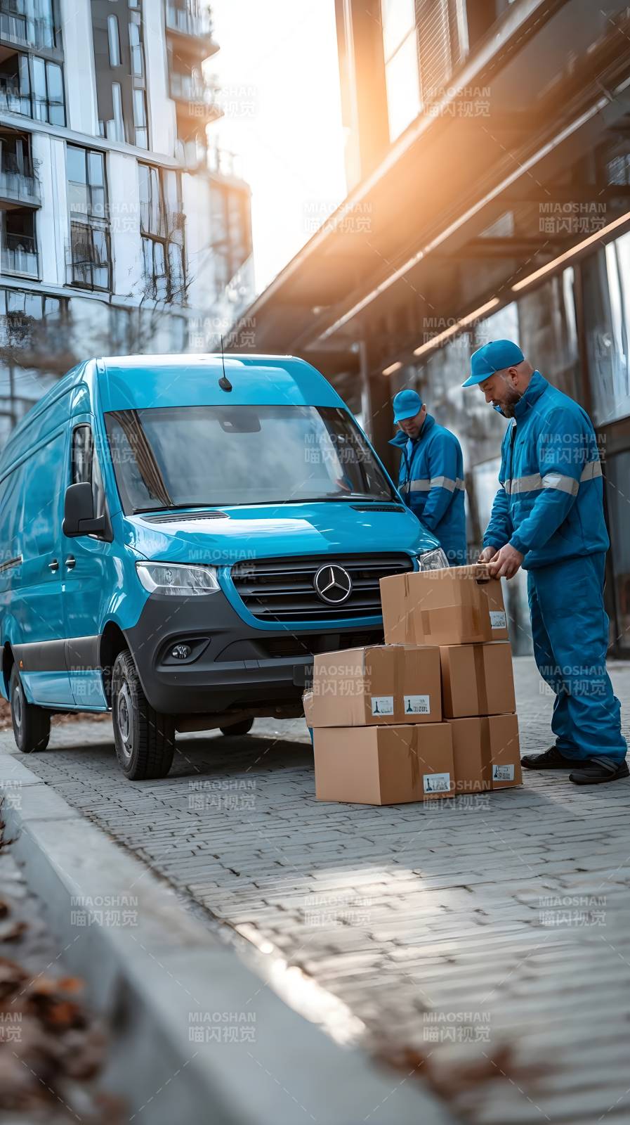 快递员装卸包裹图片