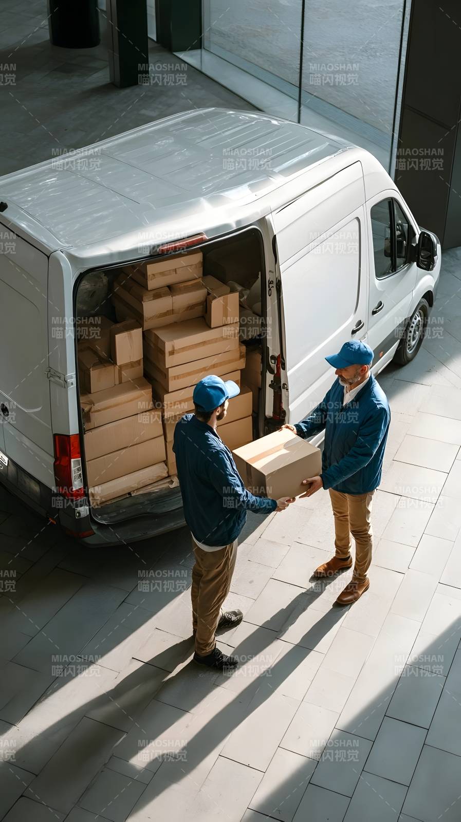 快递员交接包裹图片