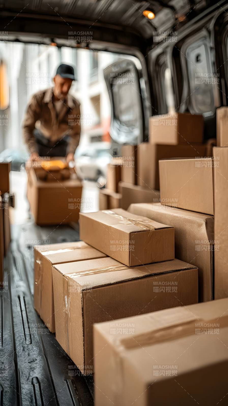 货车装箱作业中图片