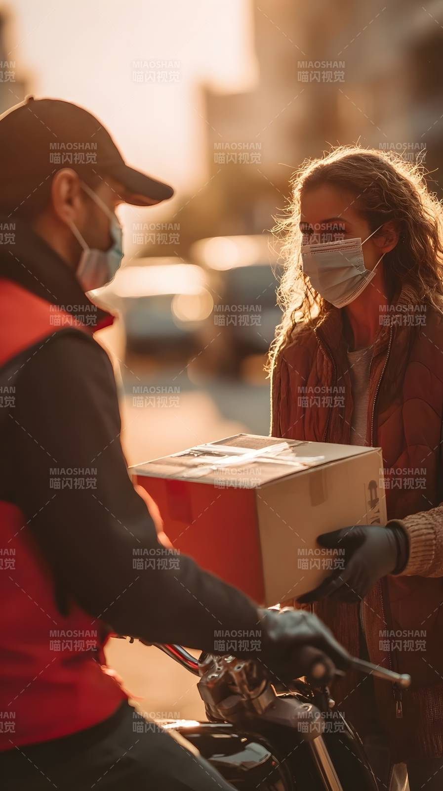 快递员送包裹图片