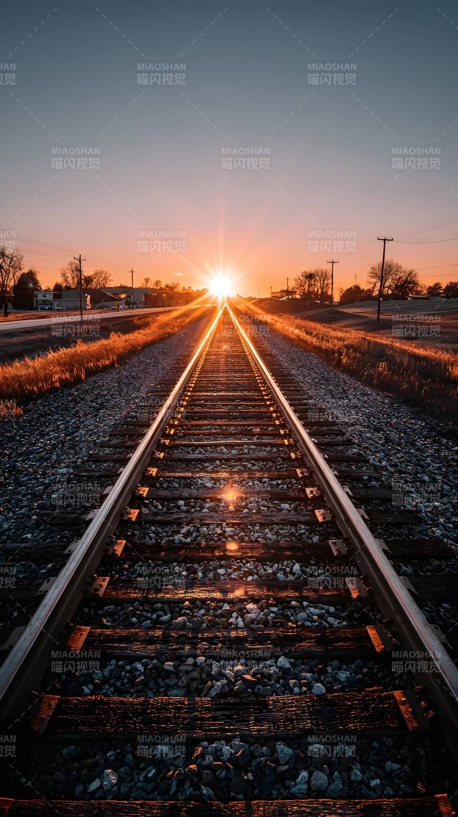 铁轨尽头的夕阳图片
