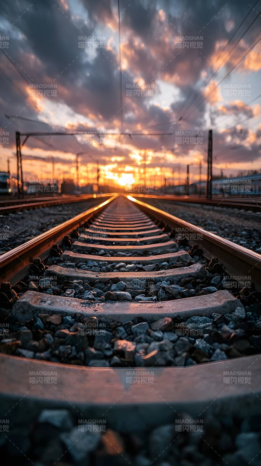 铁轨尽头的夕阳图片