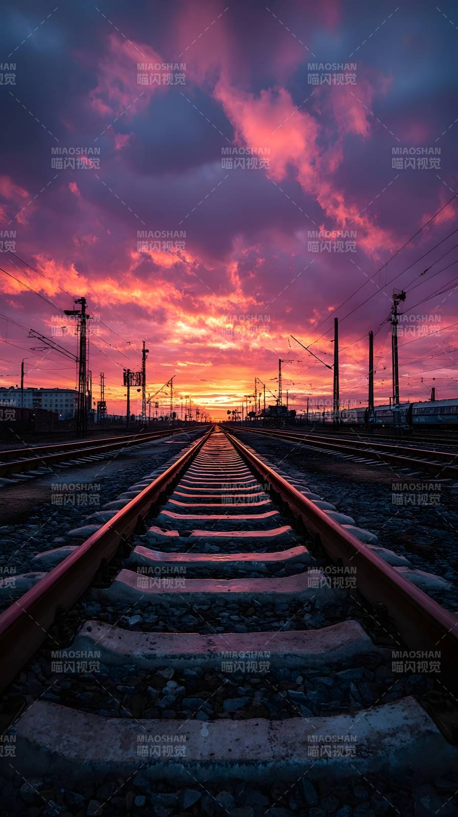 铁轨尽头的晚霞图片