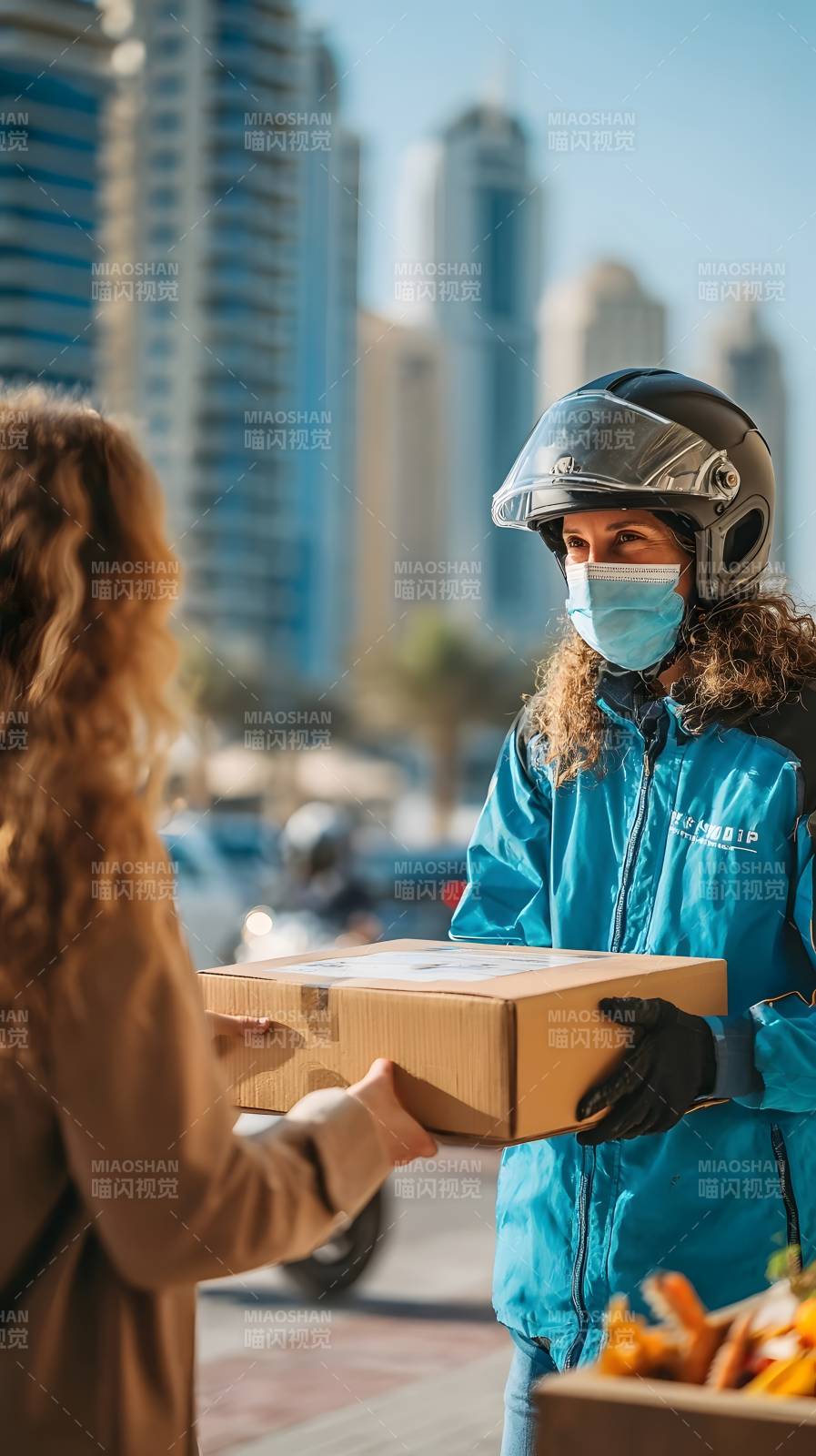 快递员递送包裹图片