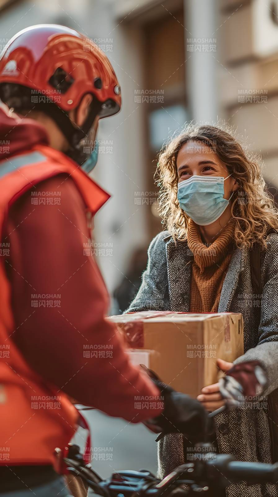 快递员递送包裹图片