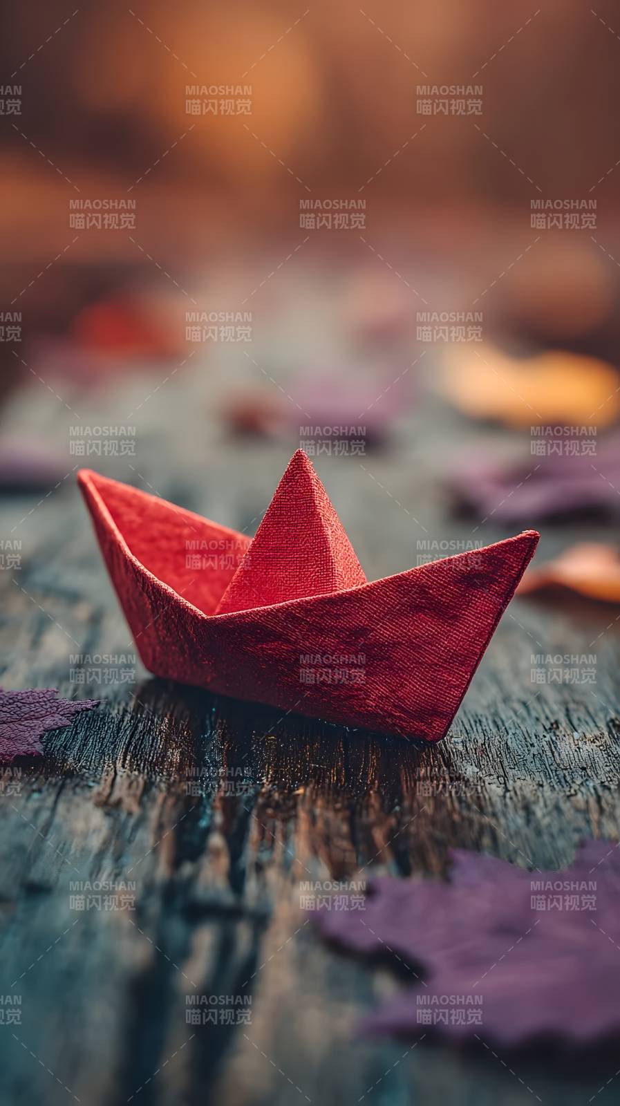 红纸船静卧秋叶间图片