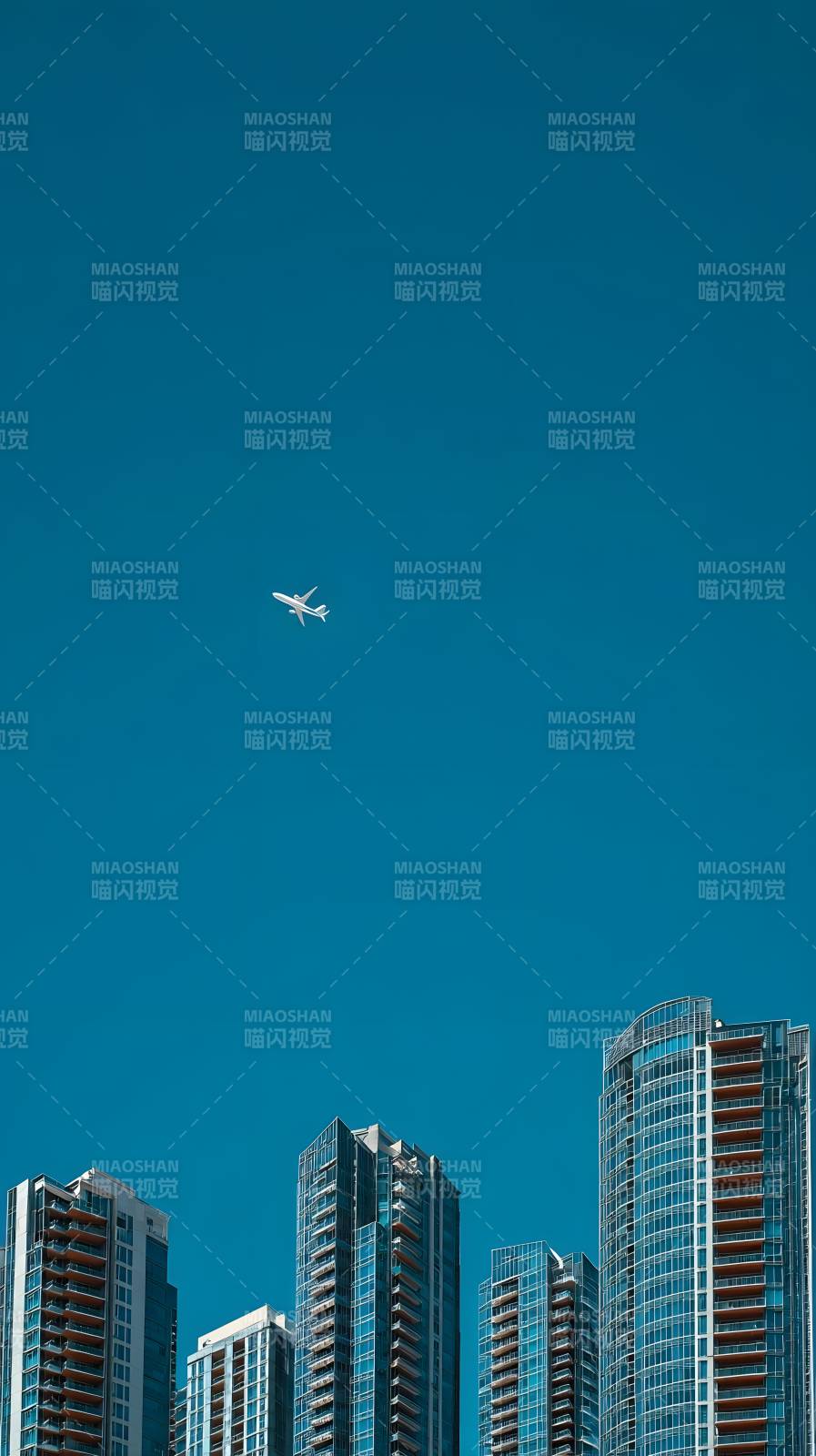 蓝天下的城市与飞机图片