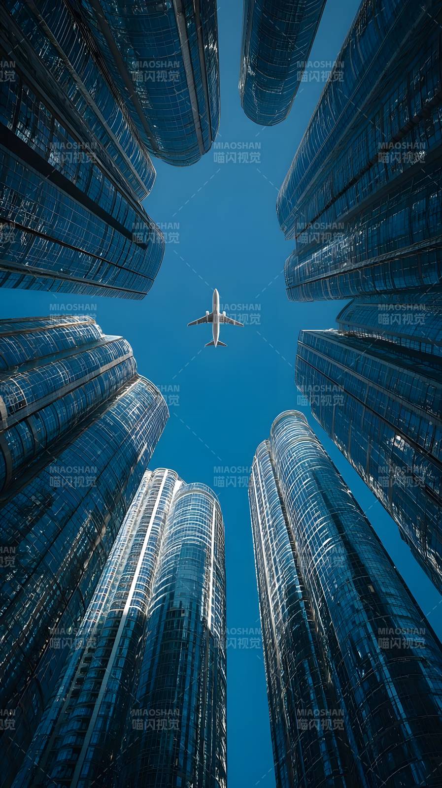 摩天楼间飞航图片