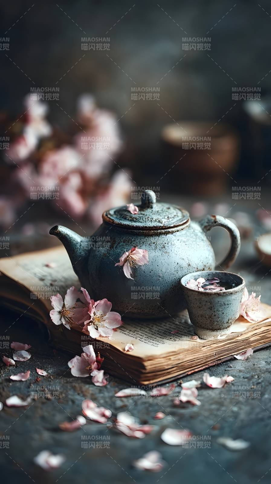 茶香伴花落图片