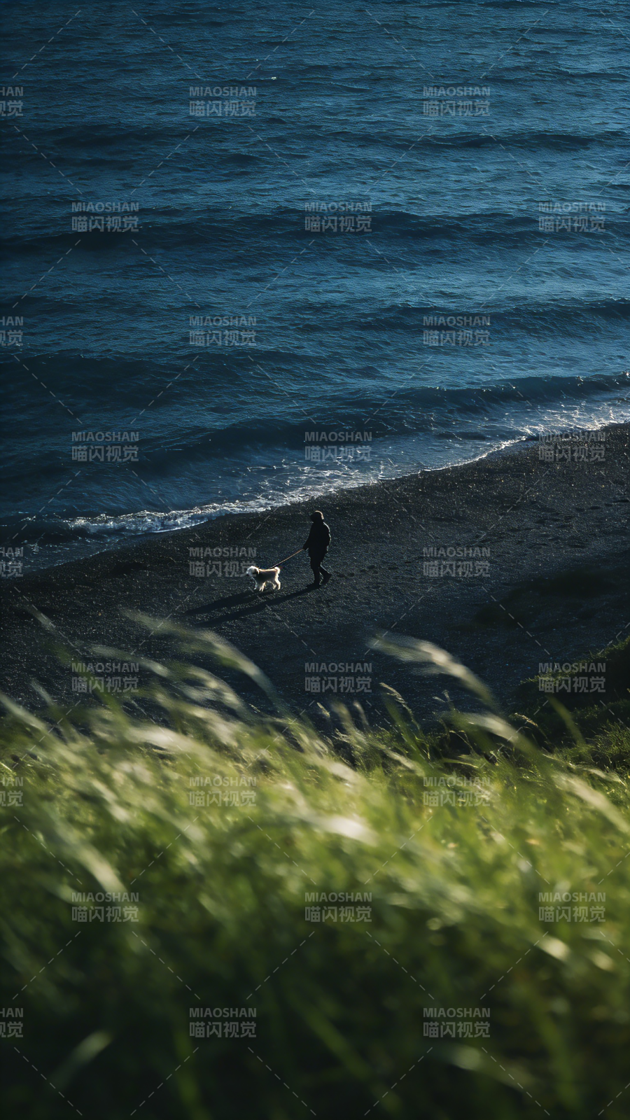 海边散步的剪影图片