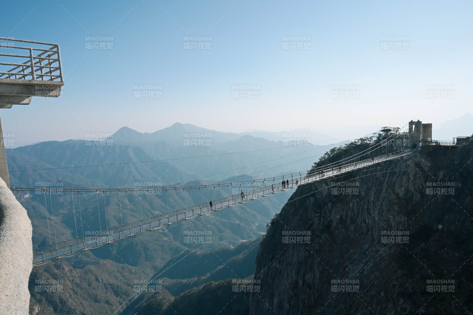 明堂山悬索桥横跨山谷图片