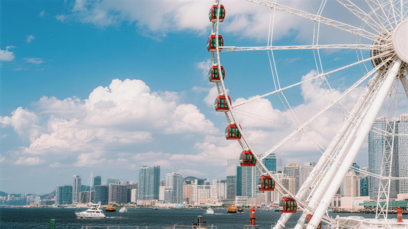 摩天轮瞰城市风光图片