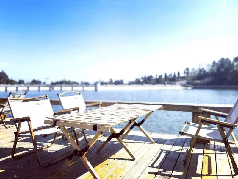 湖畔木桌椅图片