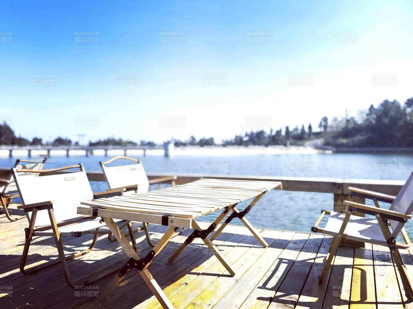 湖畔木桌椅图片