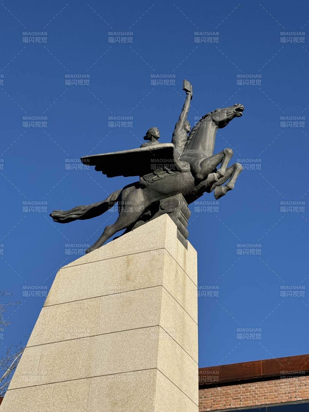 骑马雕像仰望蓝天图片