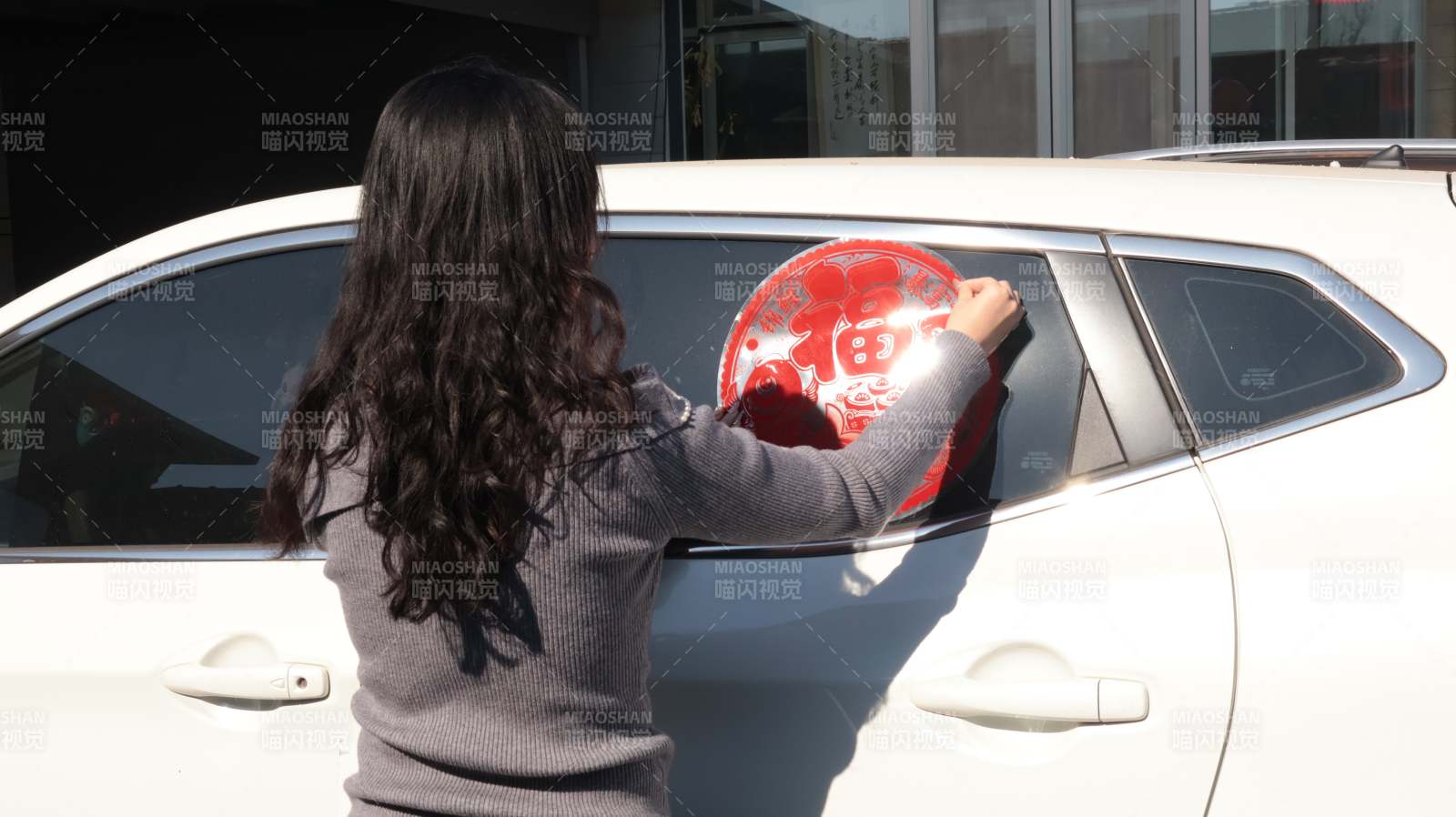 女子贴车窗贴纸图片