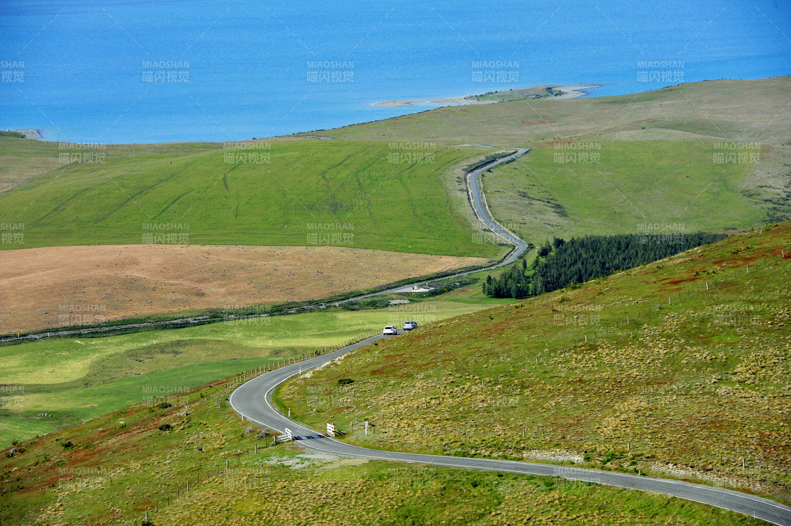 新西兰蜿蜒公路通向大海图片