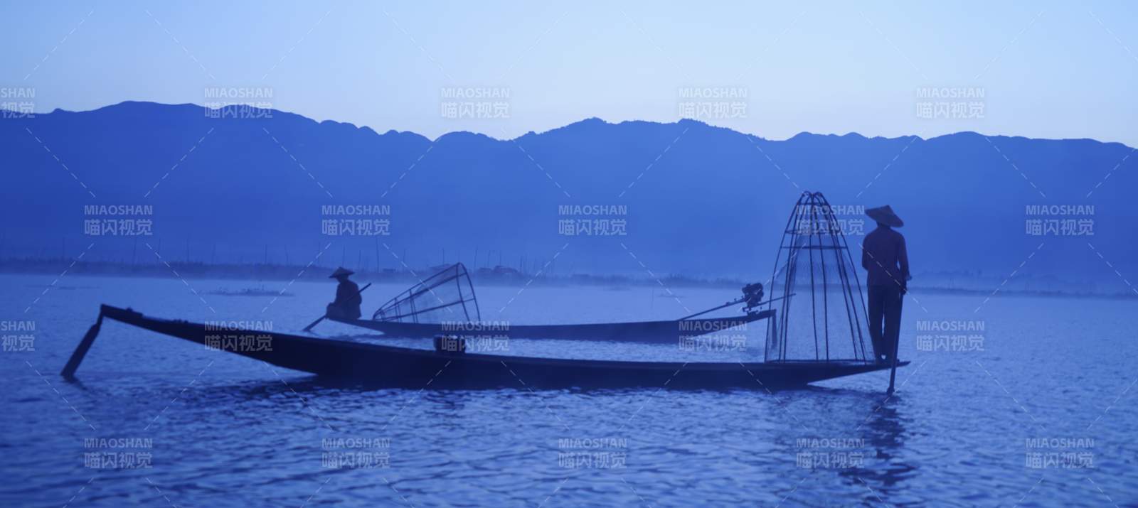 湖上渔舟晨曦图片