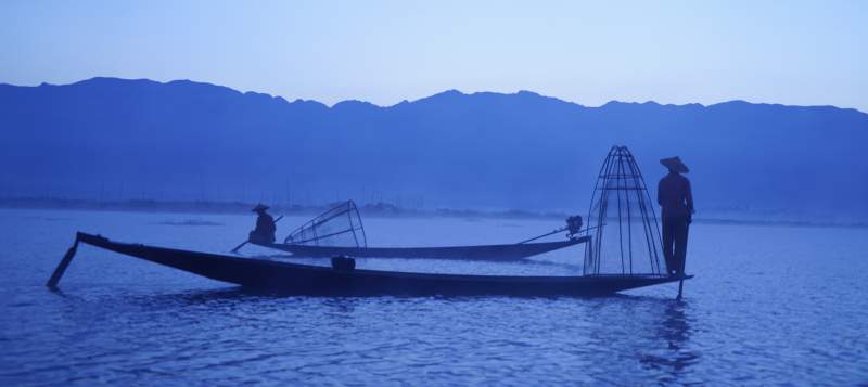 湖上渔舟晨曦图片