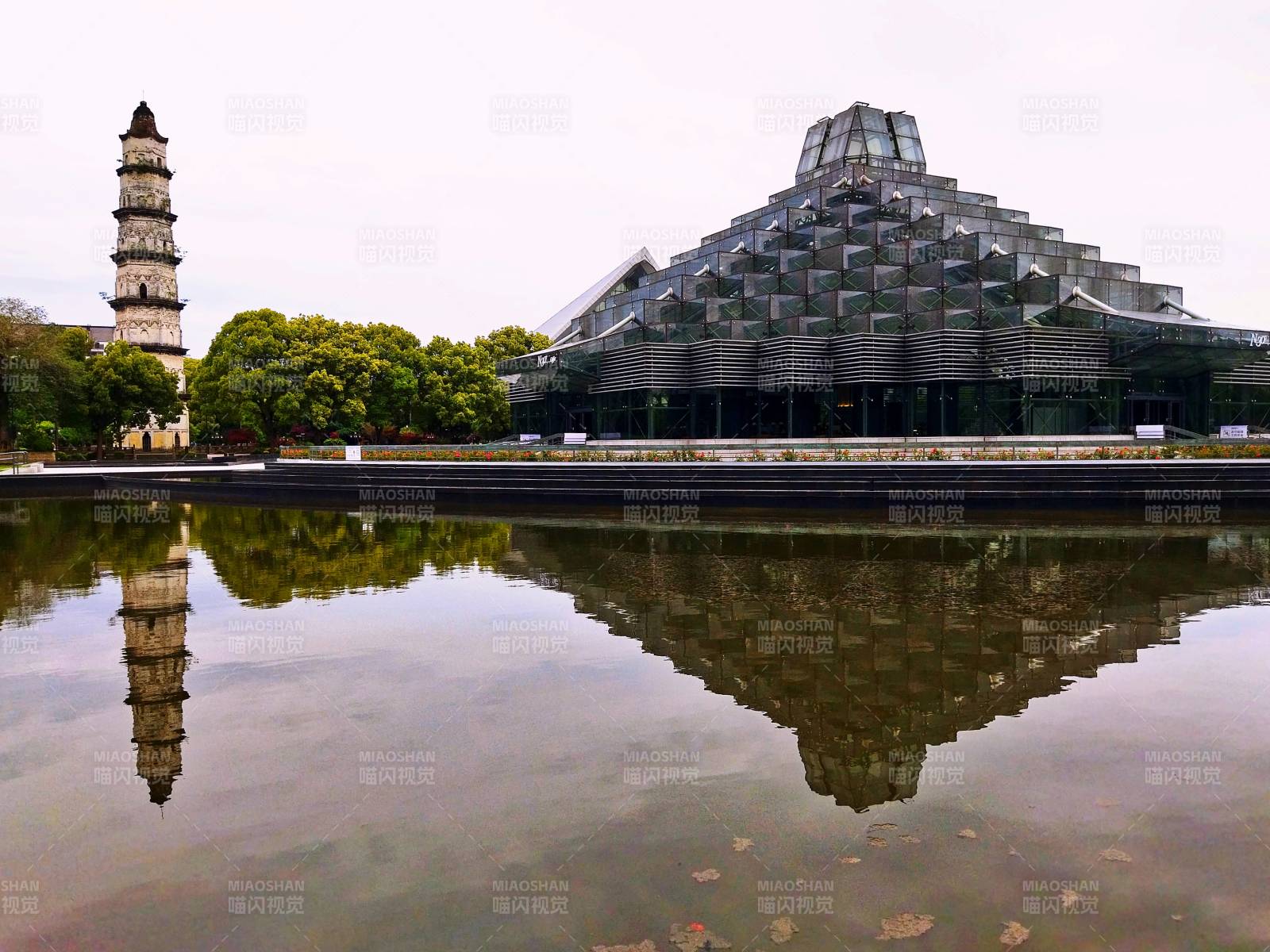 浙江绍兴城区古塔与 现代建筑图片