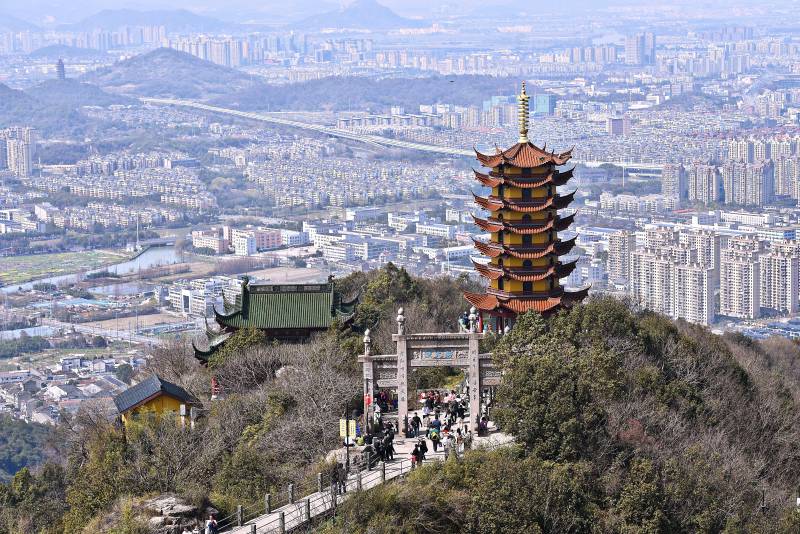 浙江绍兴炉峰景区山巅古塔瞰城景图片