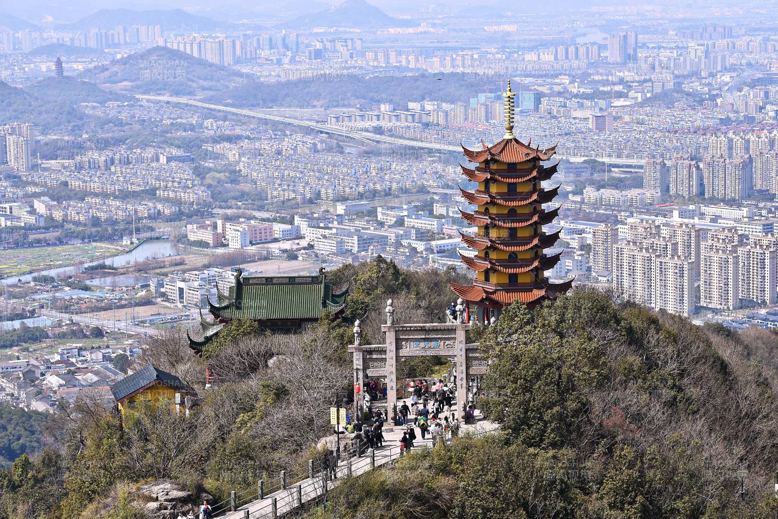 浙江绍兴炉峰景区山巅古塔瞰城景图片