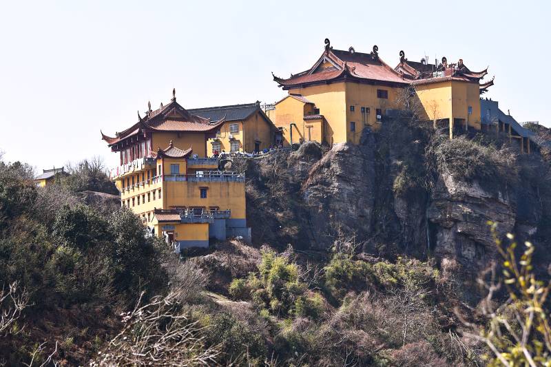 浙江绍兴炉峰景区山巅古寺风光图片