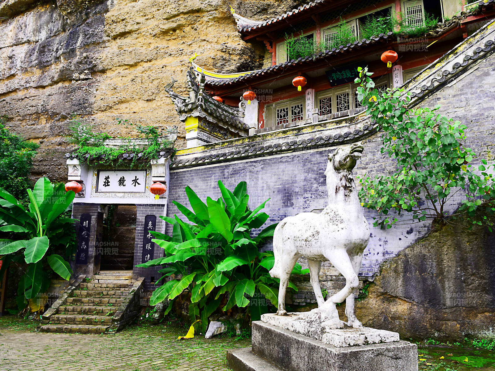 湖北南漳县悬崖上的水镜莊遗址图片