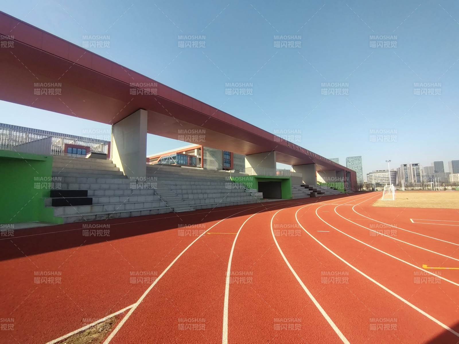 红色跑道与看台图片
