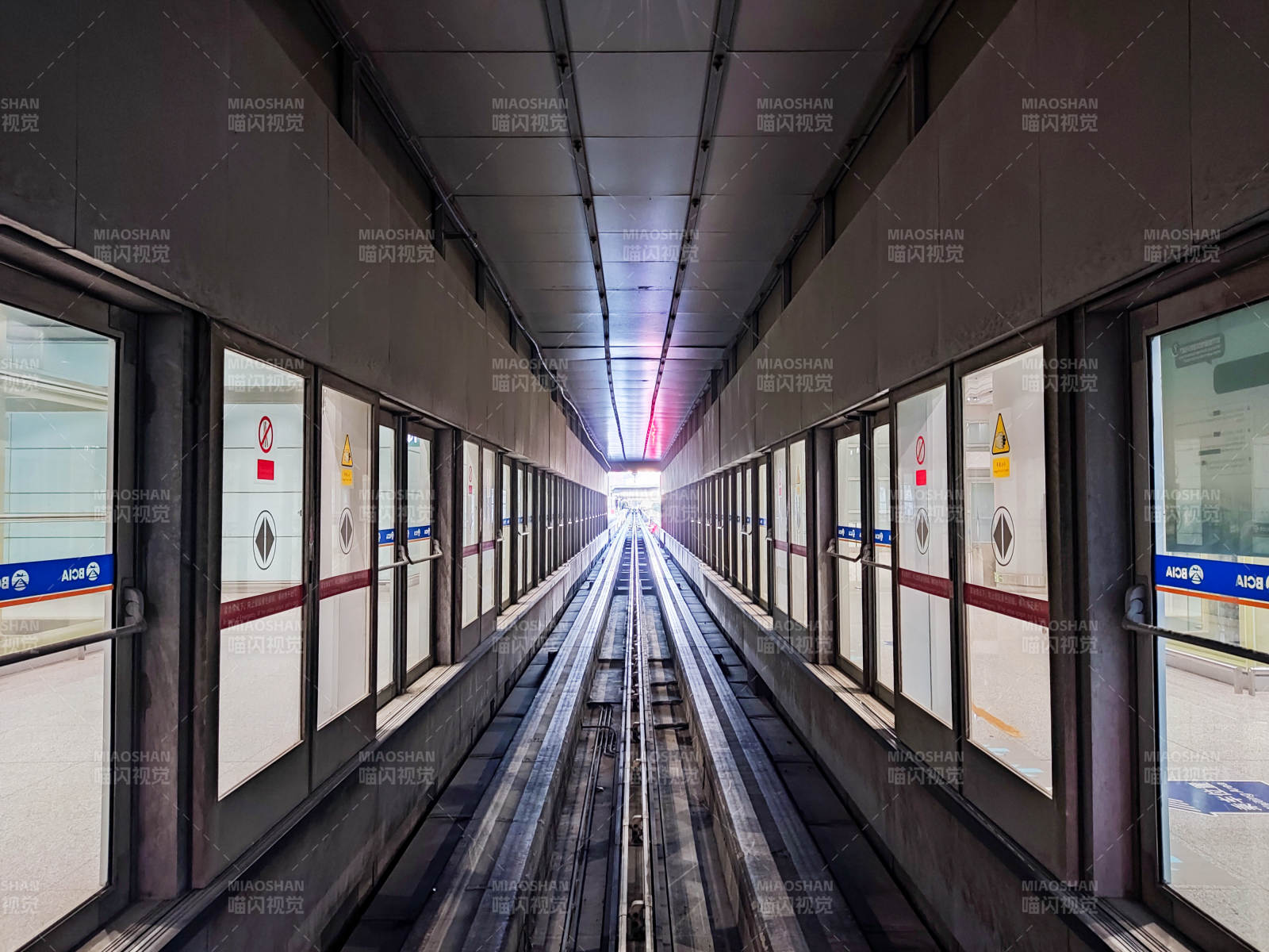 地铁站台空旷静谧图片