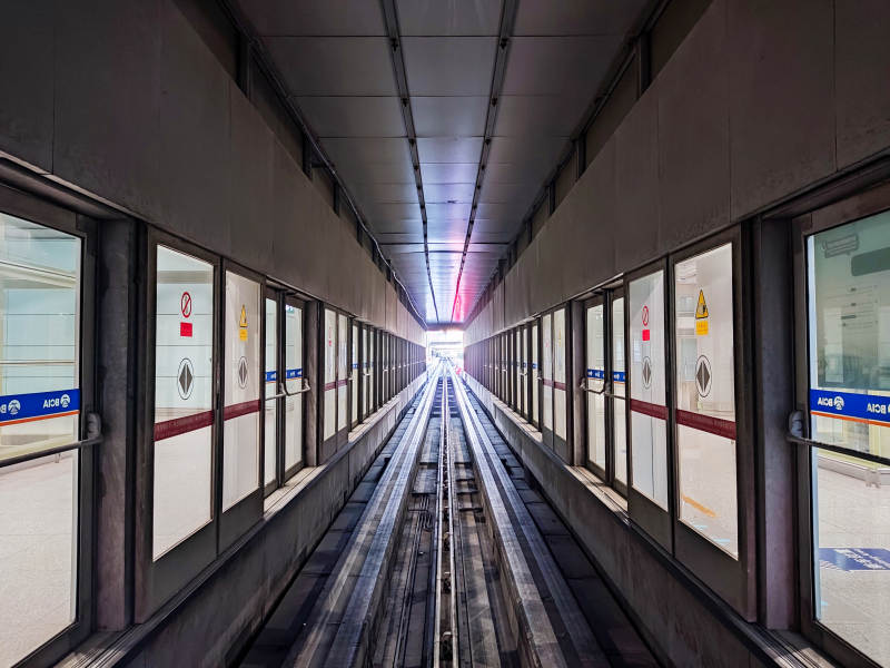 地铁站台空旷静谧图片