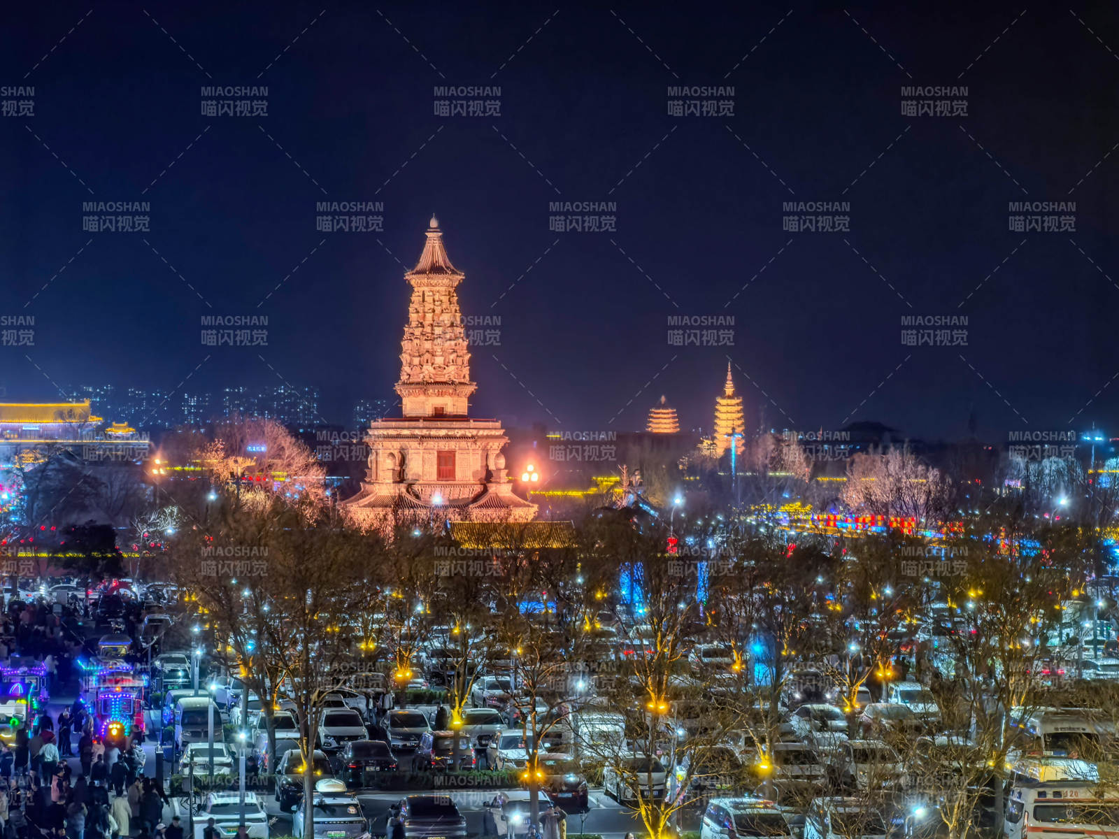 夜景古塔灯火辉煌图片