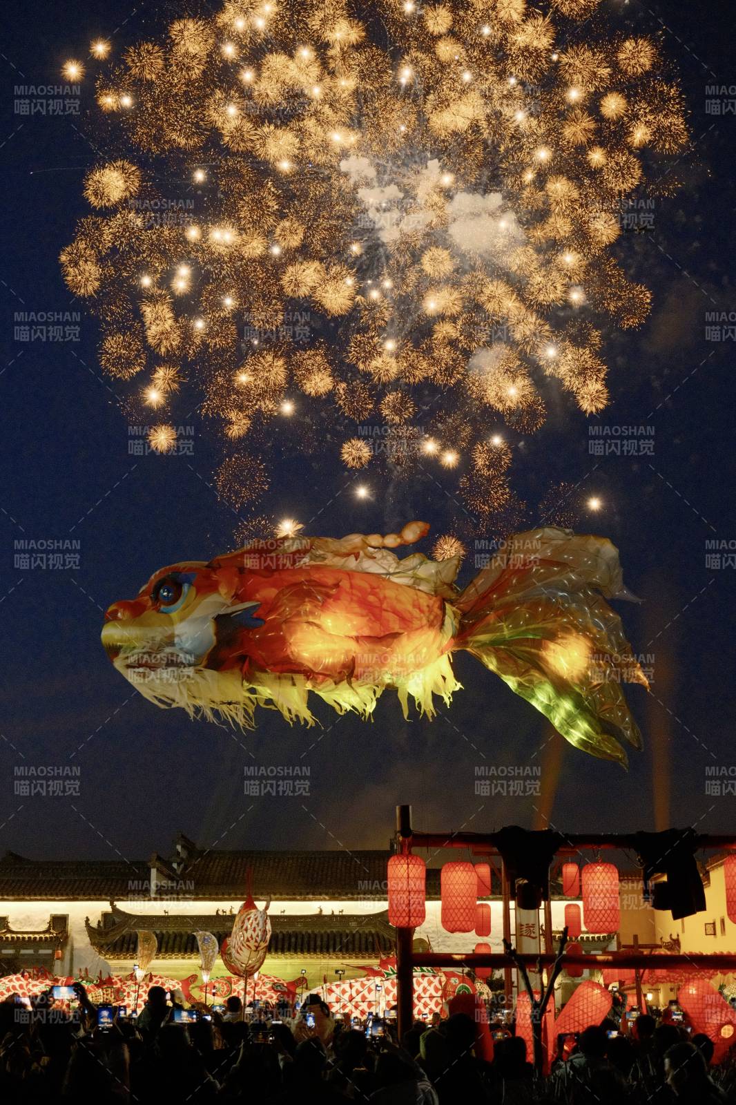 鱼灯烟花夜景图片